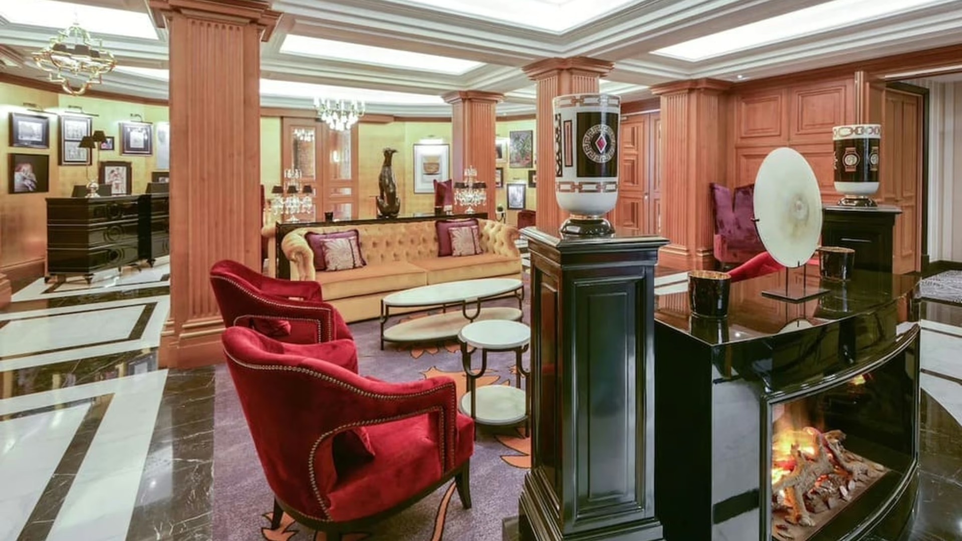 Eleganckie wnętrze restauracji wieczorem